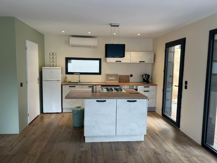 Maison En Bois A Entrechaux Luaran gambar
