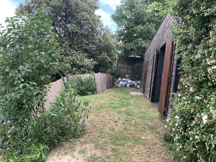 Maison En Bois A Entrechaux Luaran gambar